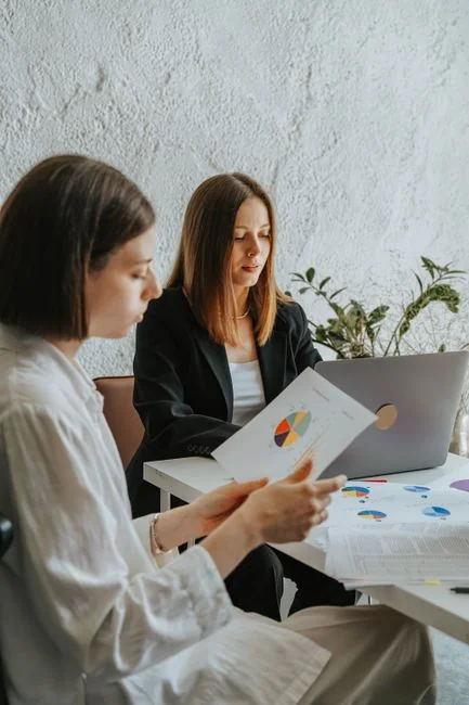 Vue de dessus d’une équipe diversifiée analysant des stratégies marketing à l’aide de tableaux et de graphiques.